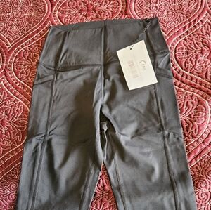 ZYIA Black Pocket Brilliant Hi-rise Capri